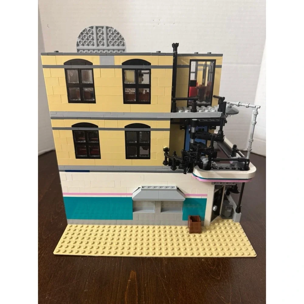 LEGO 10260 Creator Expert Downtown Diner 99% Complete with All Minifigures & Box